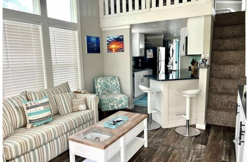 Carrabelle Cottage | Barefoot & Beachy! Cute, Cozy Cottage-Sleeps 4
