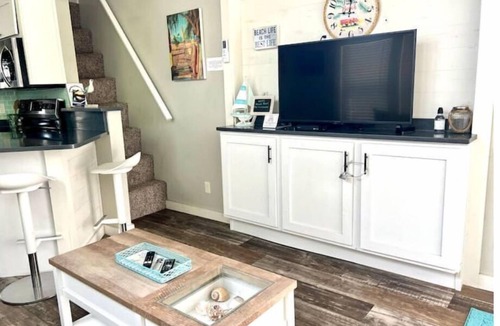 Carrabelle Cottage | Barefoot & Beachy! Cute, Cozy Cottage-Sleeps 4