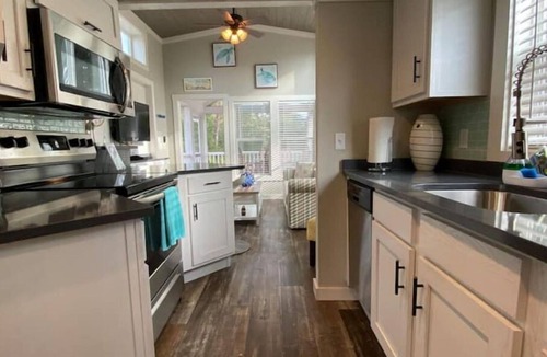 Carrabelle Cottage | Barefoot & Beachy! Cute, Cozy Cottage-Sleeps 4