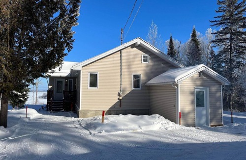 Grand-Remous Ski Chalet | Baskatong Pointe Cottage facing Baskatong Lake