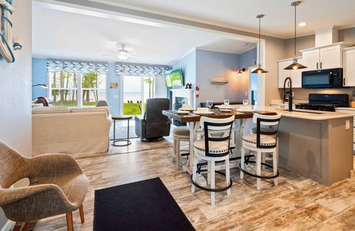 Brussels House | Bayfront Escape | Hot Tub, Kayaks + Dogs Welcome