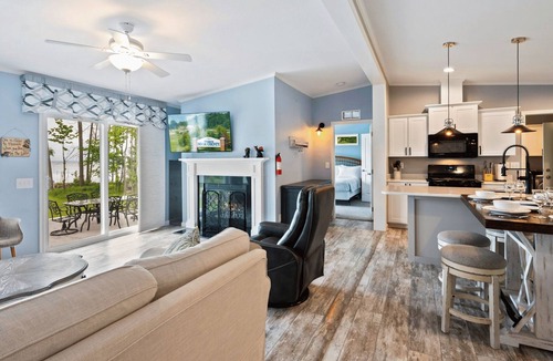 Brussels House | Bayfront Escape | Hot Tub, Kayaks + Dogs Welcome