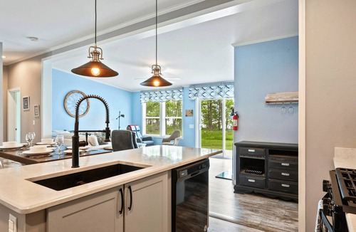 Brussels House | Bayfront Escape | Hot Tub, Kayaks + Dogs Welcome