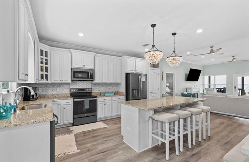 Pass Chateau Harbor House | Bayfront home with excellent view of the D.I. Bridge