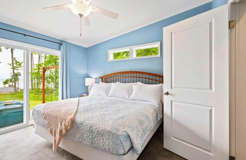 Brussels House | Bayside Bear- Bayfront Escape, Hot Tub, Kayaks, Dogs Welcome