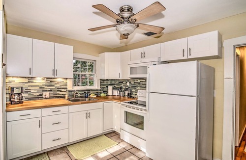 Pass-a-Grille Cottage | BEACH!Beautiful Clean+ Kingbed+Wifi, Patio+2bikes-takeout & deli close