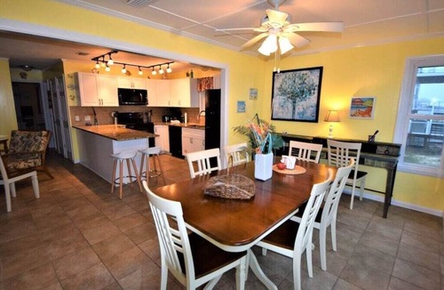 East End House | Beach Front, Hot Tub, Pool Table, Foos Ball, Dog Friendly, Fenced Yard!