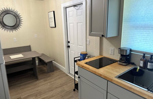 Higbees Daytona House | Beach & Race Week Retreat 2BR , Min to Speedway & Ocean