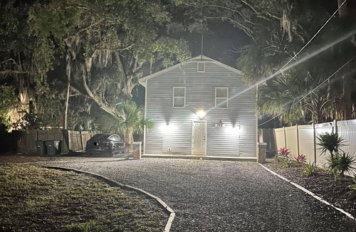 Higbees Daytona House | Beach & Race Week Retreat 2BR , Min to Speedway & Ocean