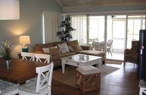 Plymouth Villa | Beach-style decor Golf Villa in Errol Estate with Lake view