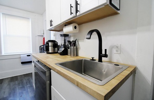 Sandusky Condo | Beach Theme ~ Mins to CP & SF ~ King/WD/Pet OK/Kids Friendly/Largest Mural