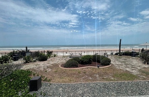 Schulte Park Condo | Beachfront 1-bedroom in wonderful Daytona Beach with kitchen, pool, tiki bar