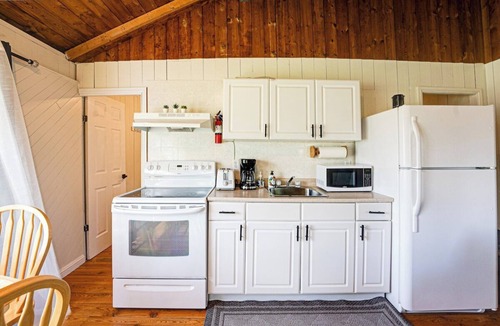 Magnetawan Cabin | Beachfront Cottage #2- Maijac Resort & Marina