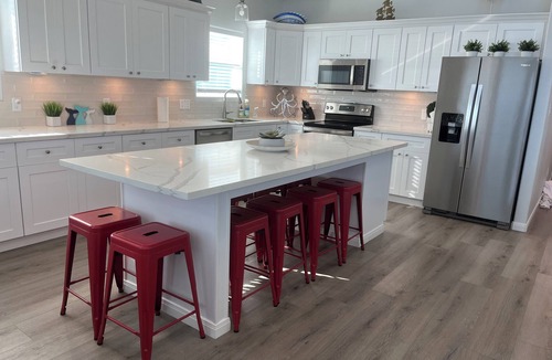 Gilchrist House | BEACHFRONT-HOTTUB- 5br-4ba, amazing deck, grill & chill, hoops, kids’ loft, pets