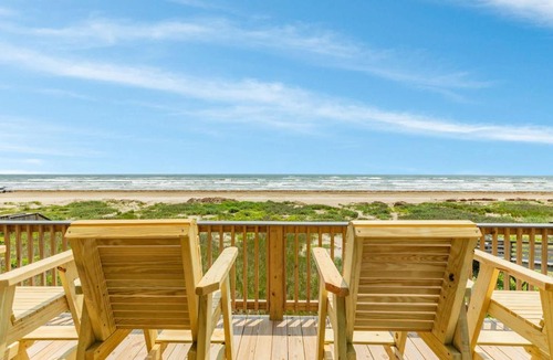 Freeport House | Beachfront steps to the sand private walkover