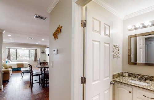 Navarre Beach Condo | Beachy & Elegant Studio!, Beach Chairs & Umbrella! Groups Welcome!