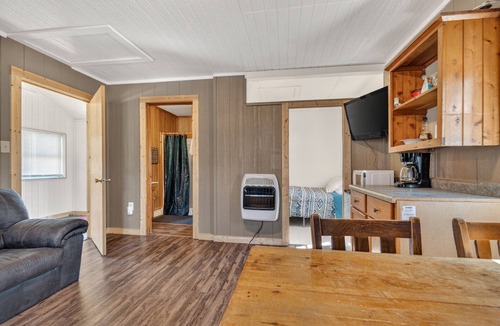 Curtis Cabin | Bear Necessities at Heidi's L'il Haven Resort, cozy 1 bedroom with kitchenette