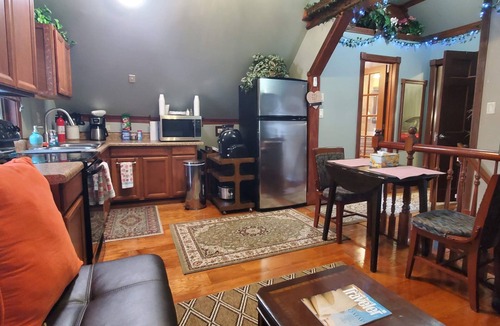Near Eastside House | Beautiful 1 Bedroom Loft with big jetted tub and shower also on-site parking !
