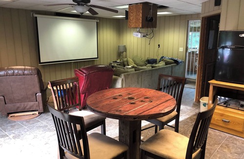 Oshkosh House | Beautiful 3-bedroom country house with WiFi, AC, pool, 3 miles west of EAA