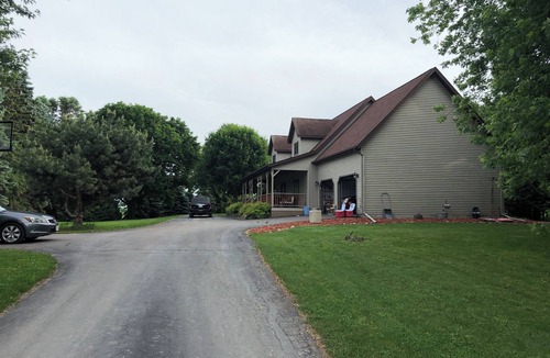 Oshkosh House | Beautiful 3-bedroom country house with WiFi, AC, pool, 3 miles west of EAA