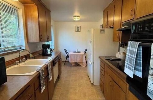 Shoreline House | Beautiful 3 Bedroom Shoreline Guesthouse