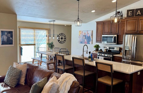 De Pere House | Beautiful 4 bedroom house located in West Depere. Just 7 miles from Lambeau!