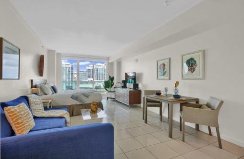 Coconut Grove House | Beautiful Blue & Gold Studio With Ocean View