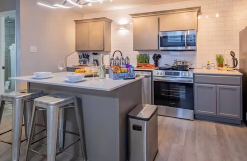 Lawton Apartment | Beautiful Contemporary Suite #02
