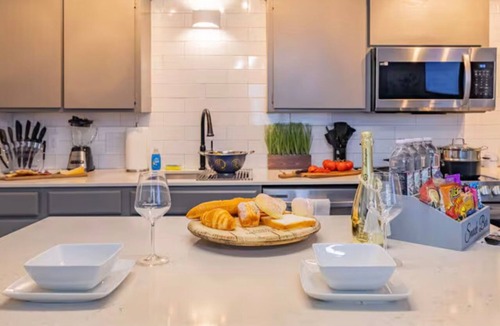Lawton Apartment | Beautiful Contemporary Suite #02
