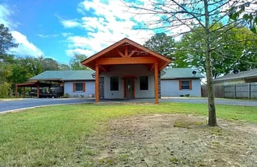 Piney House | Beautiful lakefront home new to market