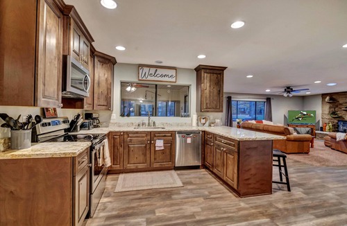 Pinetop Cabin | Beautiful Modern Cabin RIGHT ON THE GOLF COURSE! Perfect for families!