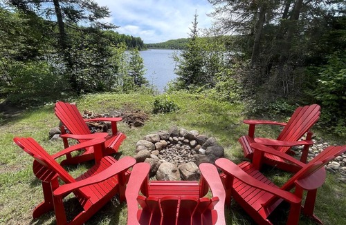 Nipissing Cabin | Beautiful Off-Grid Cedar Log Cabin Nestled in the Woods with Direct Access to Duncan Lake for an Unforgettable Getaway in Ontario
