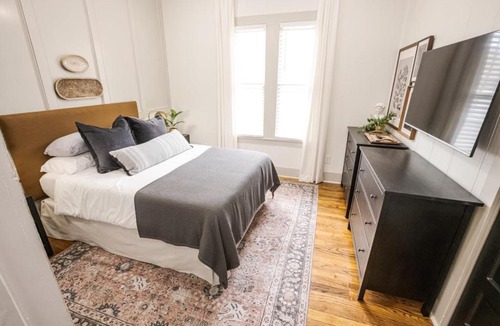 Downtown House | Beautiful Private Home Downtown - 1BR 1Bath