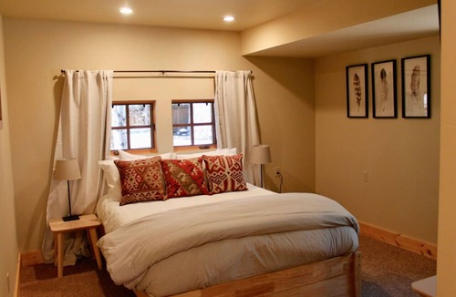 Lake Forest Cabin | Beautiful Studio - Walk to Beaches