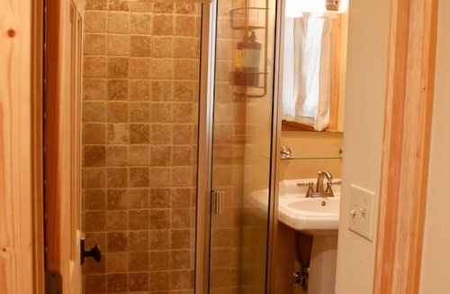 Lake Forest Cabin | Beautiful Studio - Walk to Beaches