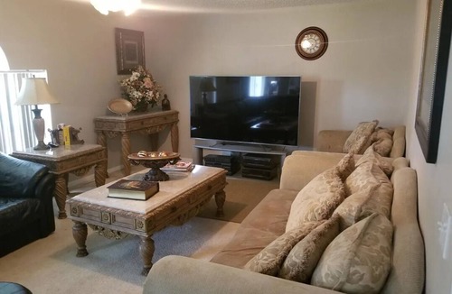 Deltona Lakes Bed & Breakfast | Beautiful Suite 2 Twin Beds over looking the swing pool