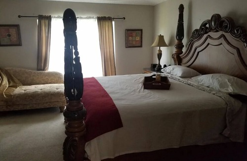 Deltona Lakes Bed & Breakfast | Beautiful Suite 2 Twin Beds over looking the swing pool