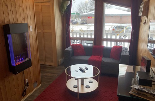 Mansfield-et-Pontefract Ski Chalet | Beautiful Tiny House with all amenities