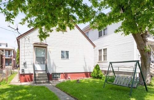 Hamtramck House | Beautifully designed warm and cozy Detroit artist hideaway!