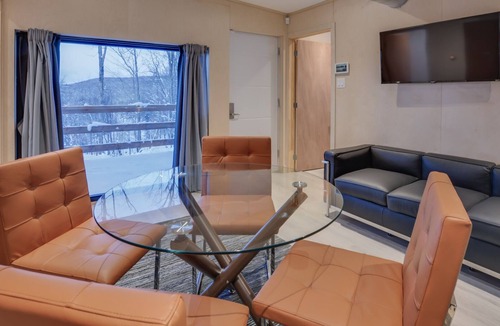 La Conception Cabin | Bel Air Tremblant DOUBLE ANTARCTICA : 2 CHAMBRES, JACUZZI, SAUNA