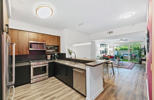 Mid-Wilshire Bed & Breakfast | Beverly Grove Chic City Oasis 2 BR Apt + Den