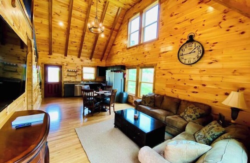 Rogers Cabin | Billabong | RRG - LUX cabin | Hot tub | Pond Views — Central to Trails + Climbs | 3 Beds | Fire Pit | Nature
