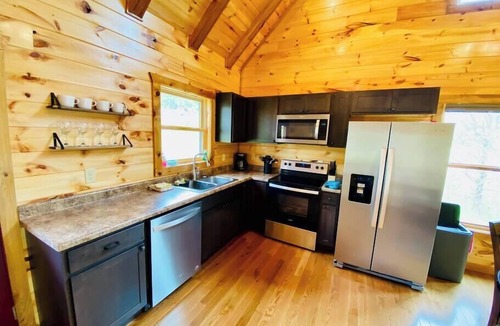 Rogers Cabin | Billabong | RRG - LUX cabin | Hot tub | Pond Views — Central to Trails + Climbs | 3 Beds | Fire Pit | Nature
