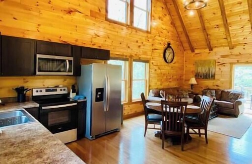 Rogers Cabin | Billabong | RRG - LUX cabin | Hot tub | Pond Views — Central to Trails + Climbs | 3 Beds | Fire Pit | Nature
