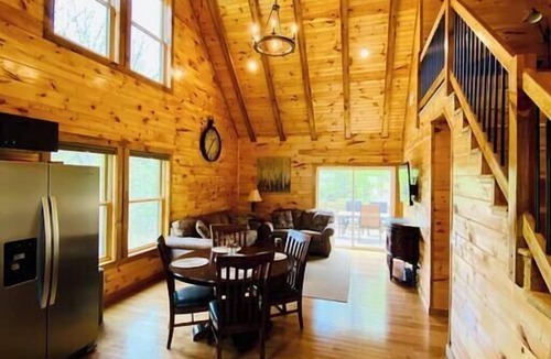 Rogers Cabin | Billabong | RRG - LUX cabin | Hot tub | Pond Views — Central to Trails + Climbs | 3 Beds | Fire Pit | Nature