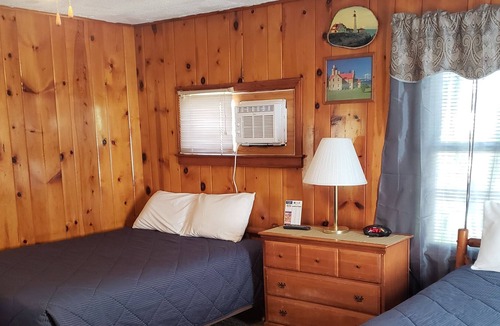 Evergreen Shores Hotel | Birchwood Motel