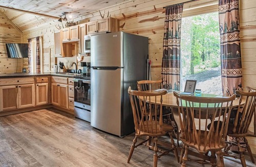 Lancaster Cabin | Blackberry Bramble: Private, budget-friendly in Hocking: WiFi, hot tub + Firepit