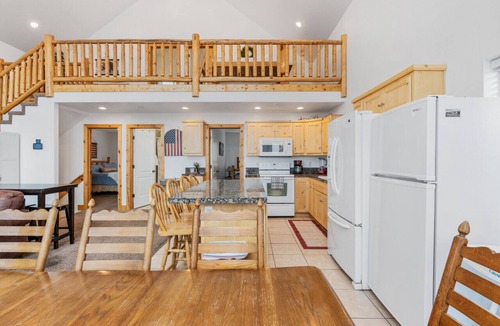 Harbor Village House | Blackberry Manor | Sleeps 26, AC, Hot Tub, Volleyball, Arcades, Lake Views!