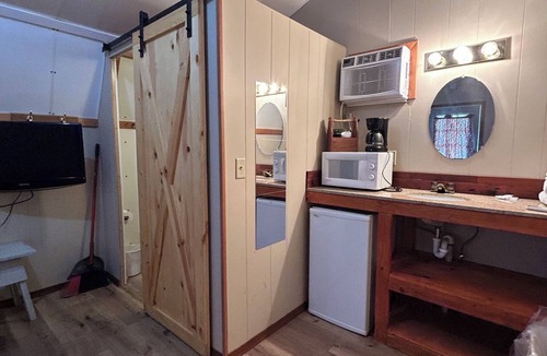 Sturgis Cabin | Blackhills Cabin 2 Twin Beds in Sturgis, SD.Close to Downtown, Deadwood, Spearfish and Mt. Rushmore