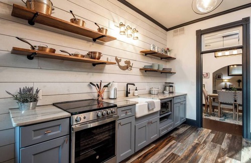 Port Clinton Apartment | “Blame Jaime” downtown, the heart of all the fun!